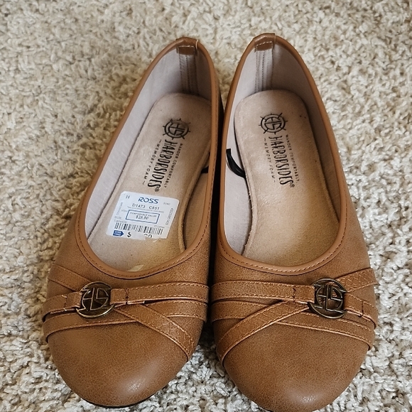 AEROSOLES Tan Ballet Flats with Emblem - Picture 1 of 4
